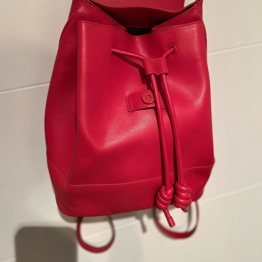 Knotted flap backpack - Picture 8 of 9